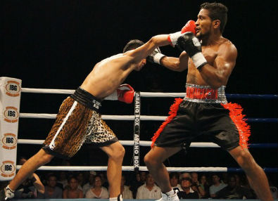 RÃ­os intenta conectar a Falcao. La pelea tuvo un final bochornoso (Foto: Thierry Gozzer).