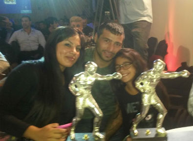 Lucas en la fiesta de UPERBOX con su familia y sus dos premios FIRPO.