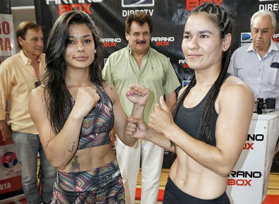 La Indiecita LÃ³pez (izq) y Luna Torroba (der) posan luego del pesaje