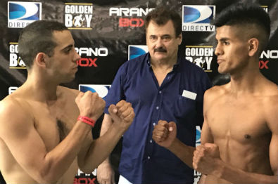 Mauro Barrios (izquierda) posa en guardia con MartÃ­n Rocha (derecha). En el centro, el promotor Mario Arano.