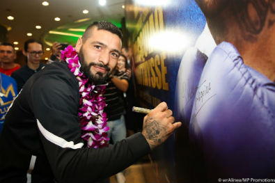 Matthysse firma el afiche en el marco de la ceremonia del 