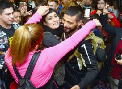 Lucas, a su llegada a Trelew, es abrazado por su hermanas Soledad y Jenny (Foto: Diario Jornada).