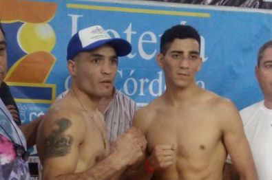 DomÃ­nguez (izquierda) y Amitrano (derecha) listos para la revancha al bajar de la bÃ¡scula en Villa MarÃ­a.