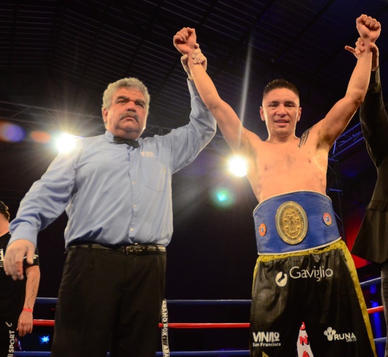 El gimnasio del Club San Isidro recibe una gran noche de boxeo con varios campeones sobre el ring.